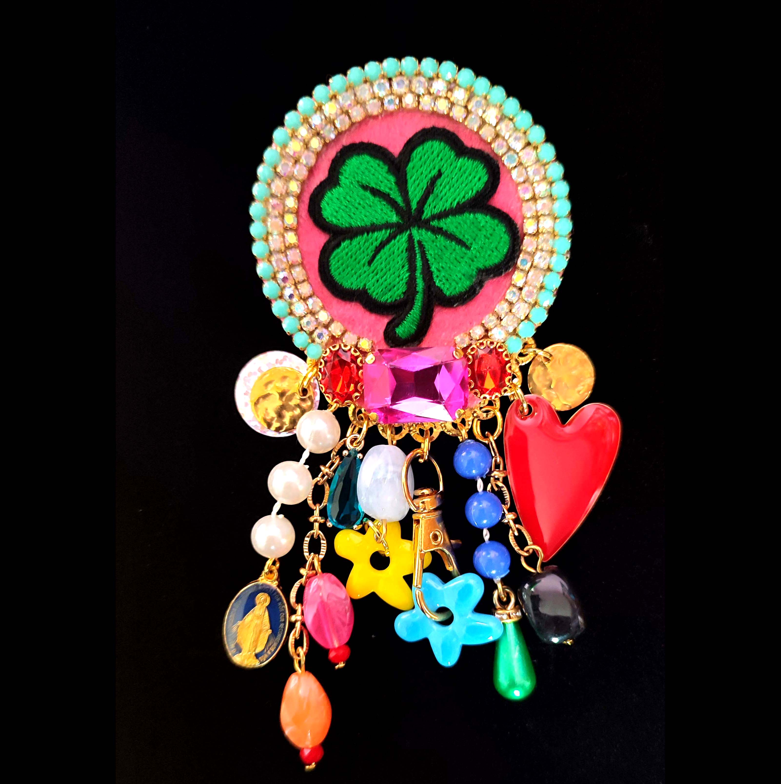 Broche Lucky porte-bonheur trèfle brodé strass irisés – Mouchkine Jewelry